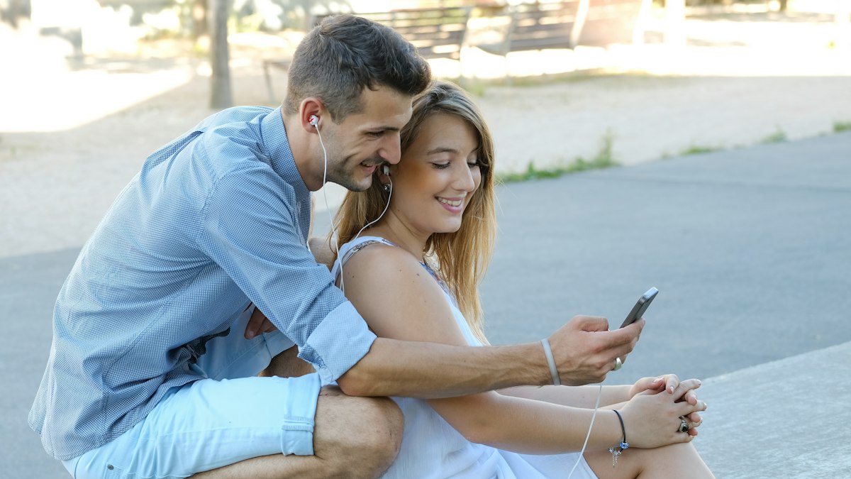 Paar vergleicht Dating-Apps auf dem Smartphone