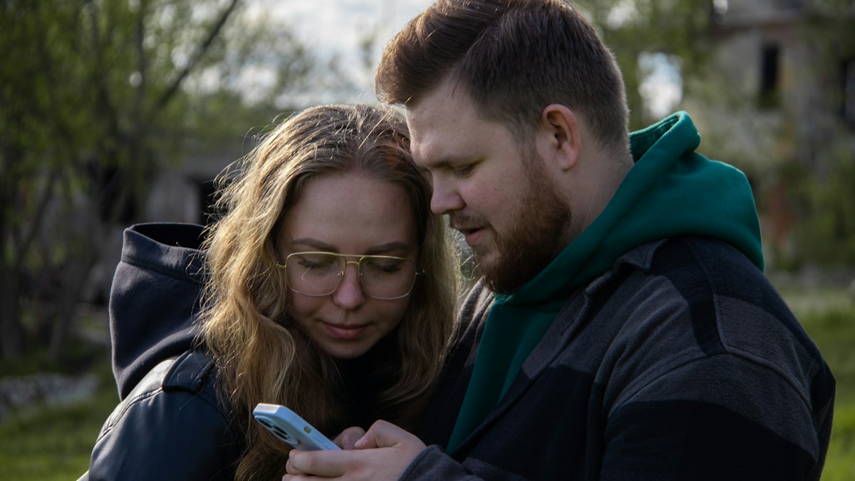 Paar schaut gemeinsam auf das Smartphone